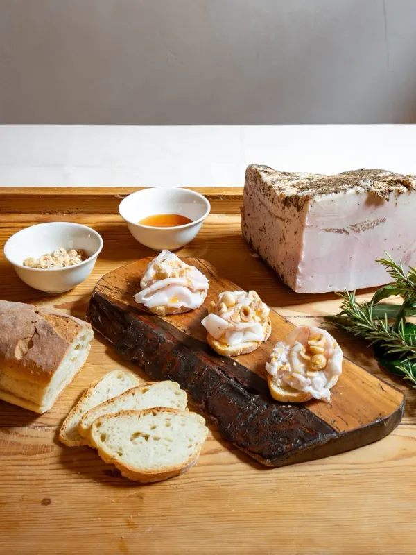 Taglierino di lardo con miele di castagno, nocciole e crostini caldi